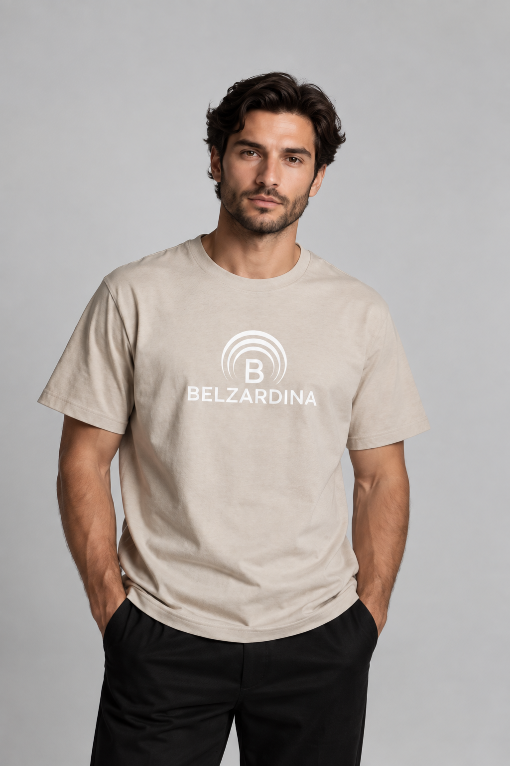 BELZARDINA klassisches T-Shirt Natural Raw – Model Vorderansicht